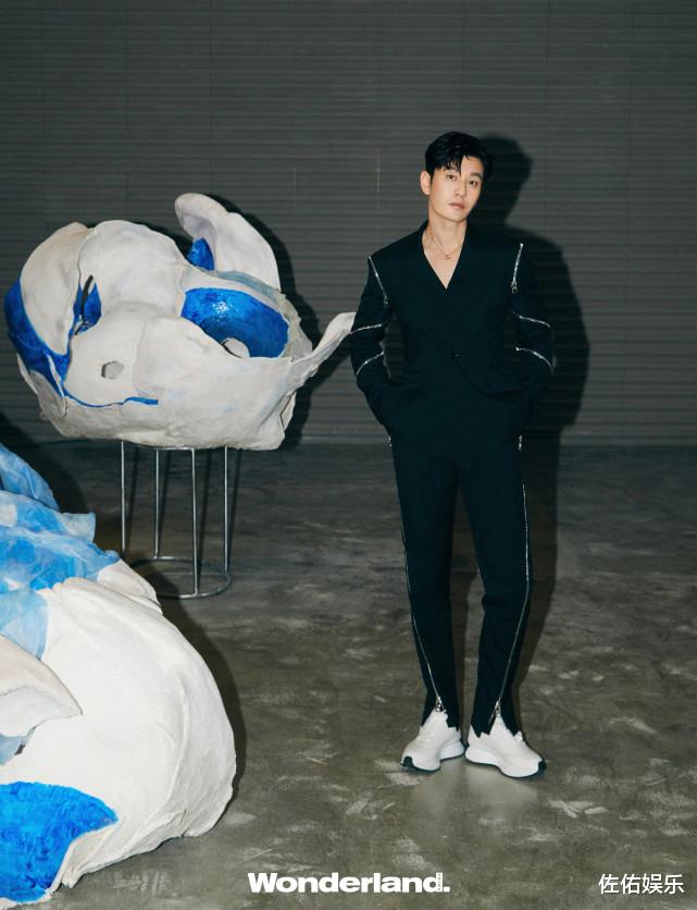 黄晓明|黄晓明再登杂志封面难掩帅气，手戴戒指表明感情现状