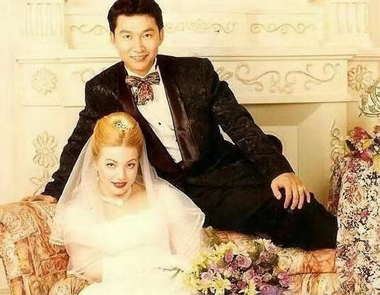 陈意涵|“豪哥”赵燕国彰瑞典跨年!精神抖擞唱爱国歌,娶欧洲美女太幸福