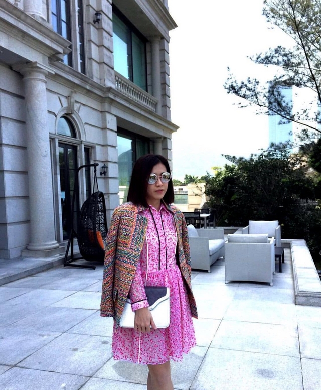甘比 香港亿万女首富也晋级美容博主，为博甘比红颜一笑品牌们也是拼了