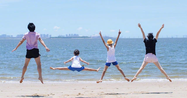 邓超|43岁邓超深夜聚会,满脸憔悴无精打采,弯腰驼背严重酷似张嘉益