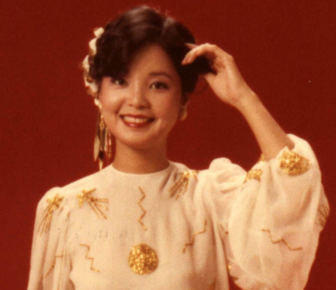 邓丽君|邓丽君唱歌4次忘词！瞪眼害羞太尴尬，首次上电视因忘词被雪藏