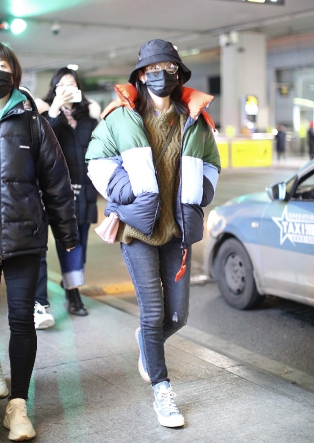 穿衣搭配|李沁穿蓝色“镭射”棉服太靓了，叠穿牛仔外套很个性，保暖又时尚