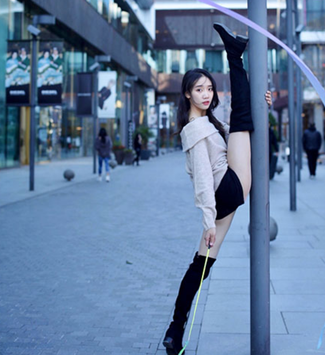 舒思瑶|还记得体操冠军舒思瑶吗？22岁因一张照片走红，如今成一字马女神