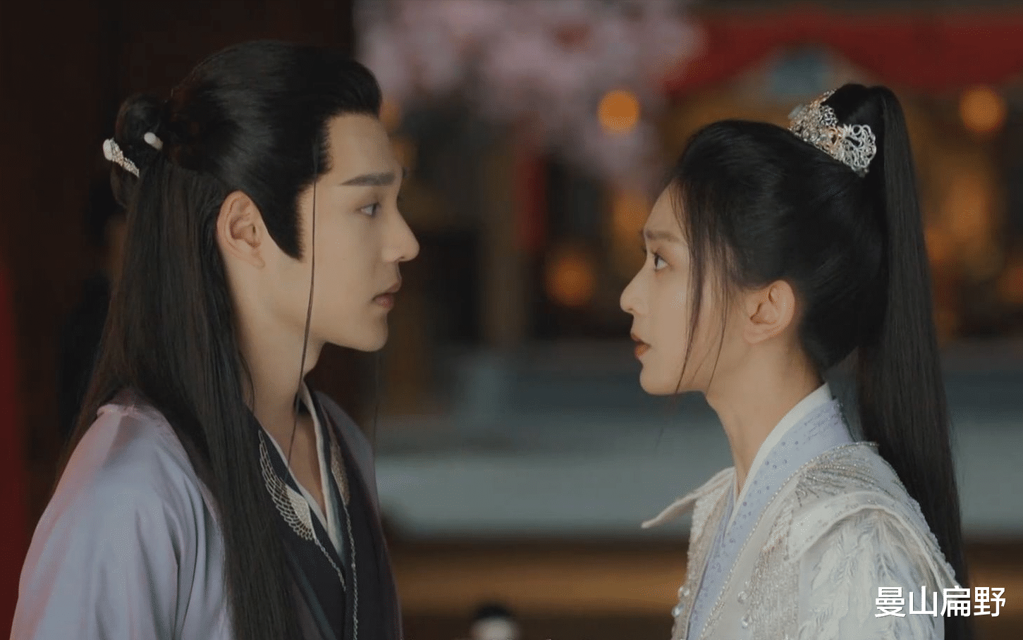 夜城赋|《夜城赋》:男主长相阳刚,妆容妩媚,扮酷比微笑时更有魅力