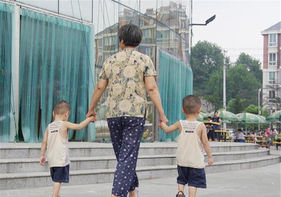 书香沐栏 带了3年外孙却换来一巴掌，老人心酸：再闲也不给女儿带娃了