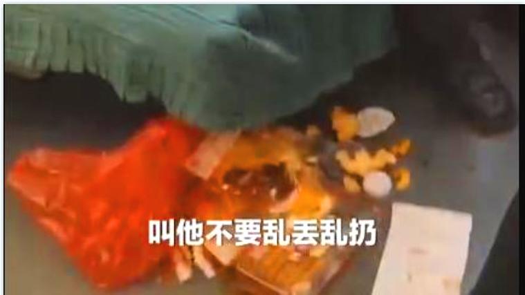 男子坐火车吃东西垃圾扔满地，还埋怨“车上没有提供垃圾袋”
