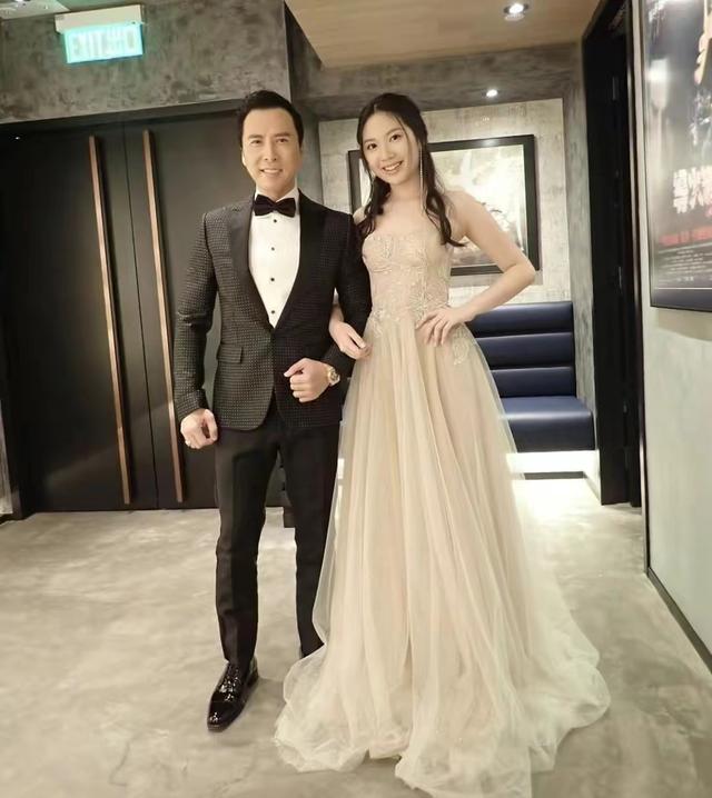 甄子丹|甄子丹18岁女儿晒照,穿着火辣身材凹凸有致