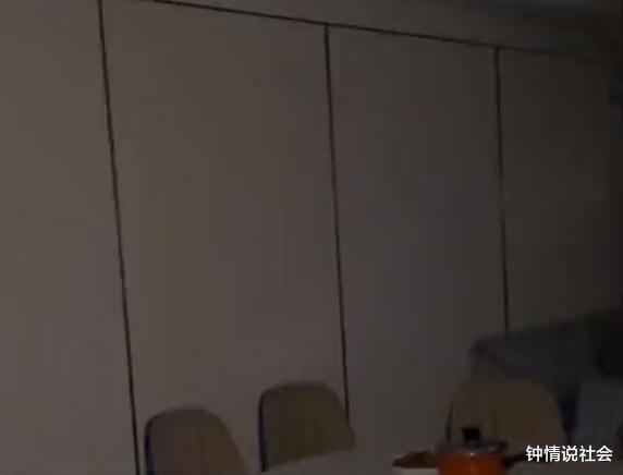 |男子滞留在三亚民宿，1500一天花费2万后没钱续房：房东拉闸断电