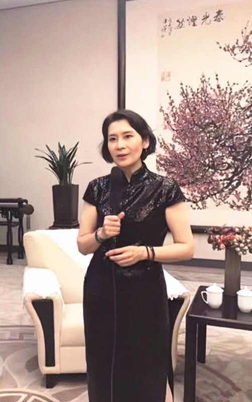 短发 64岁肖雄告诉我们：女人老了不穿老年装，短发烫卷，能优雅能老