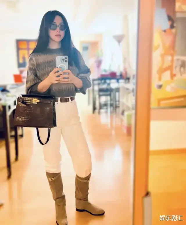 朱珠 朱珠老公晒一家三口出外游玩照，嘟着红唇卖萌，女儿长相随爸爸