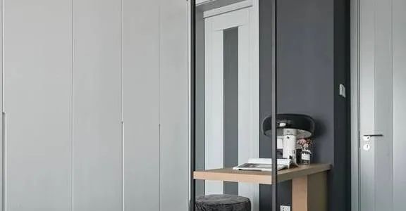 他坚持用飘窗取代客厅沙发,全屋轻松扩容一倍,收纳不输大户型