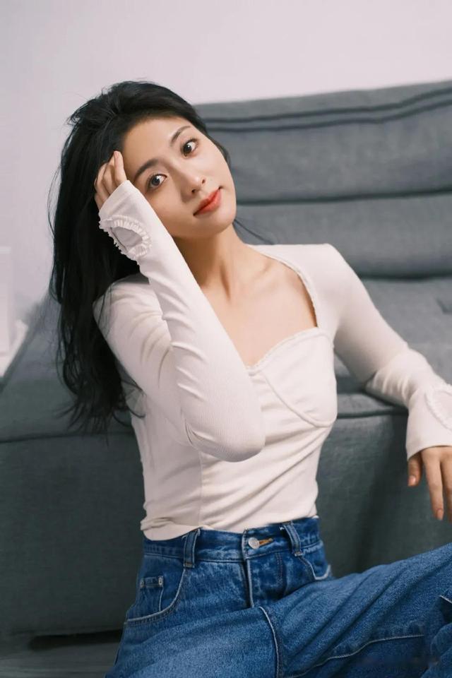 迪丽热巴|众星兔年贺岁大片，迪丽热巴仙气飘飘，赵丽颖杨幂今年春晚赢麻了