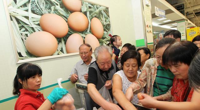 67岁老人偷鸡蛋猝死,家属上诉索赔38万,法官的回应令观众叫好