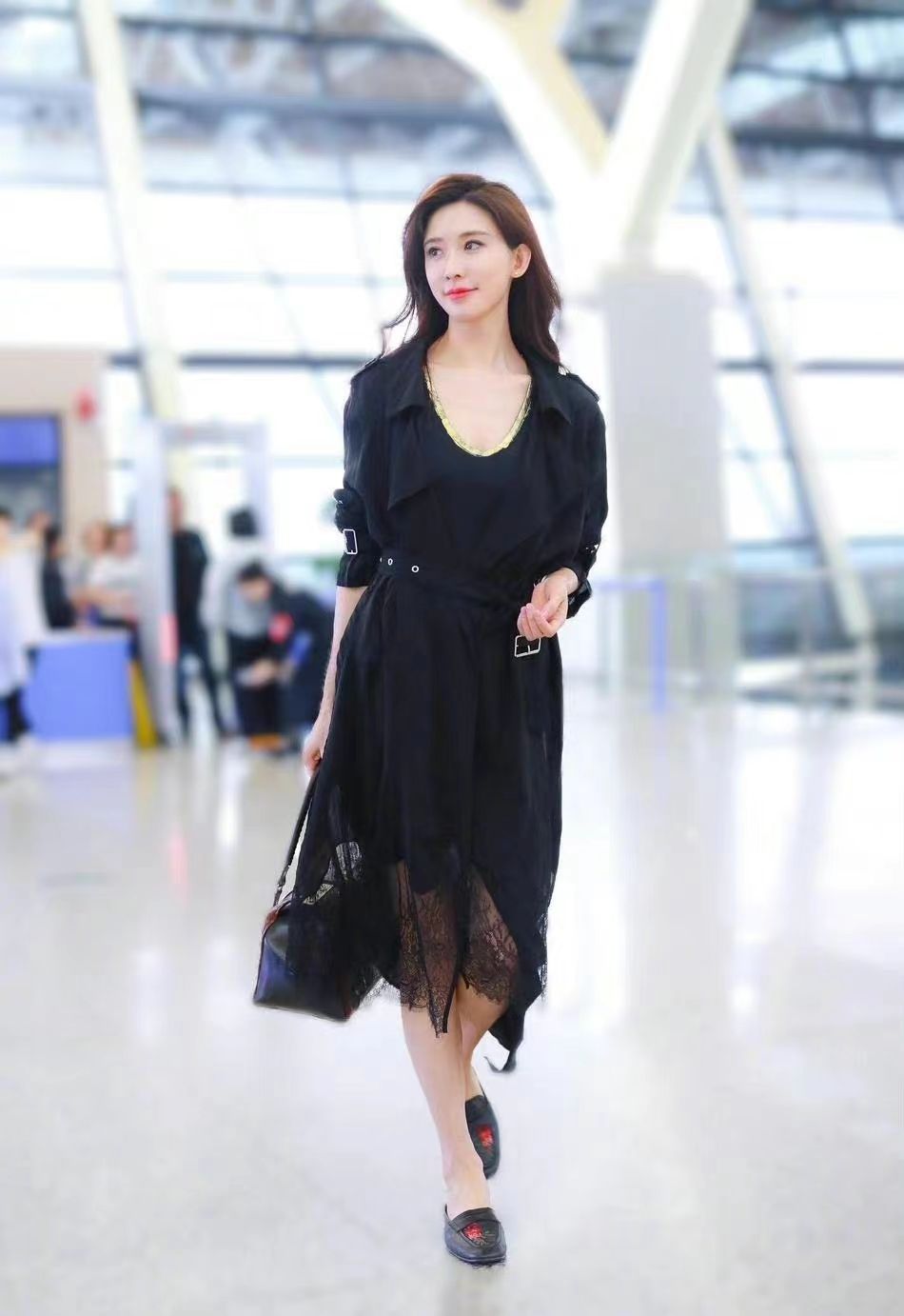 |48岁林志玲生子后太低调，晒近照素颜状态好，合照不输小20岁昆凌