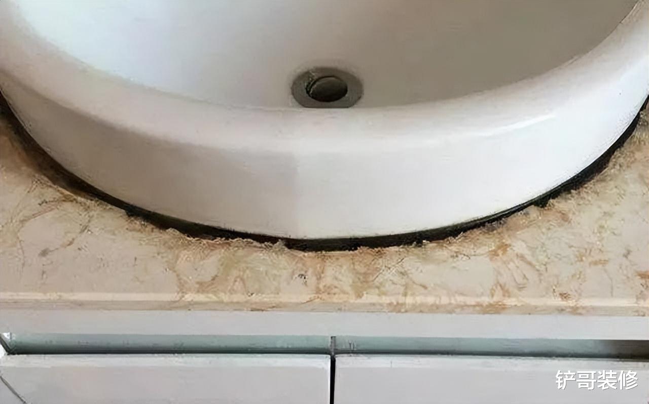 家里墙面霉菌“疯狂”生长?保洁阿姨教你一招,墙壁自动变干净