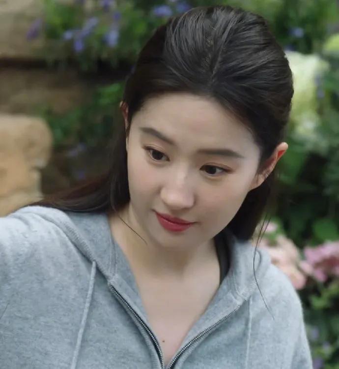 孙悦|刘亦菲身材和容貌连上两个热搜,反差引来网友讨论,做自己就好