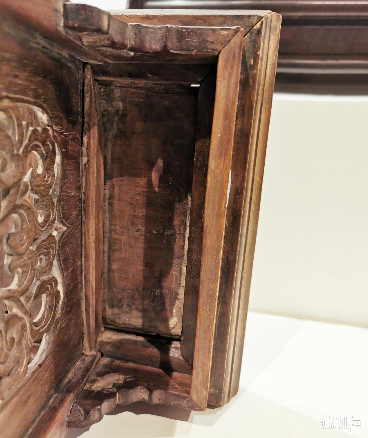 |局部微残有小修，黄花梨小翘头案估价三十万元