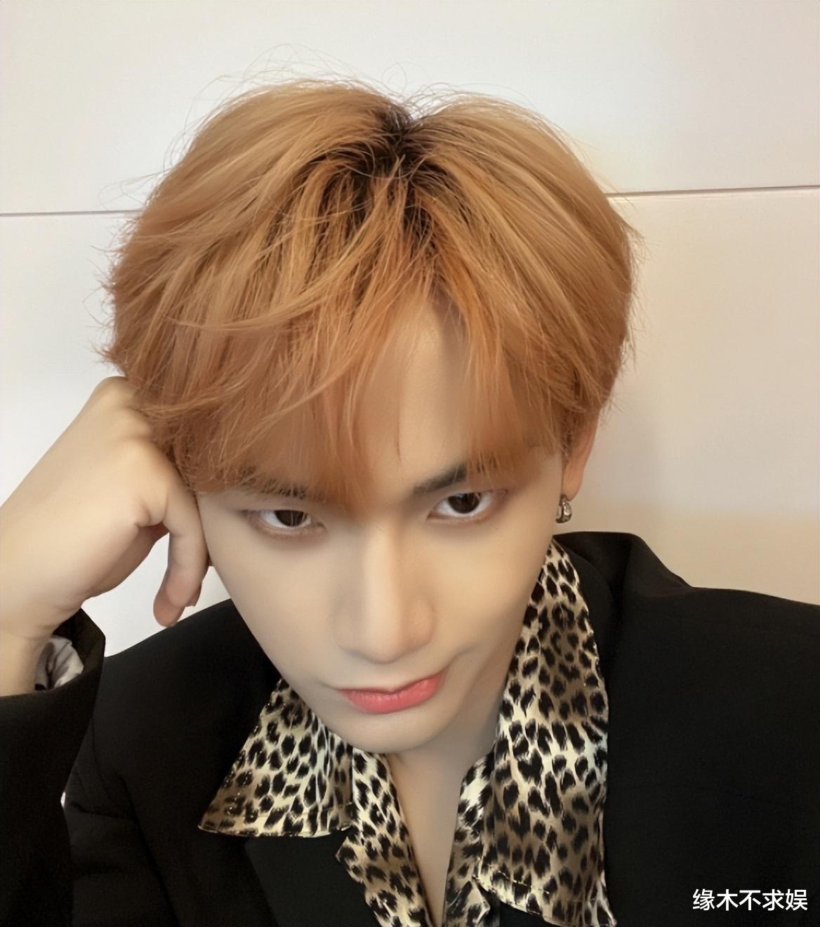 姚琛|一天内曝俩恋情瓜!男爱豆夜会两女,女演员车内接吻,一个却糊了