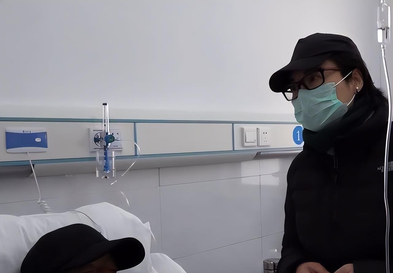 袁立|袁立怎么变成这样！穿2千棉服变大妈，胖成大饼脸几块白斑更抢镜