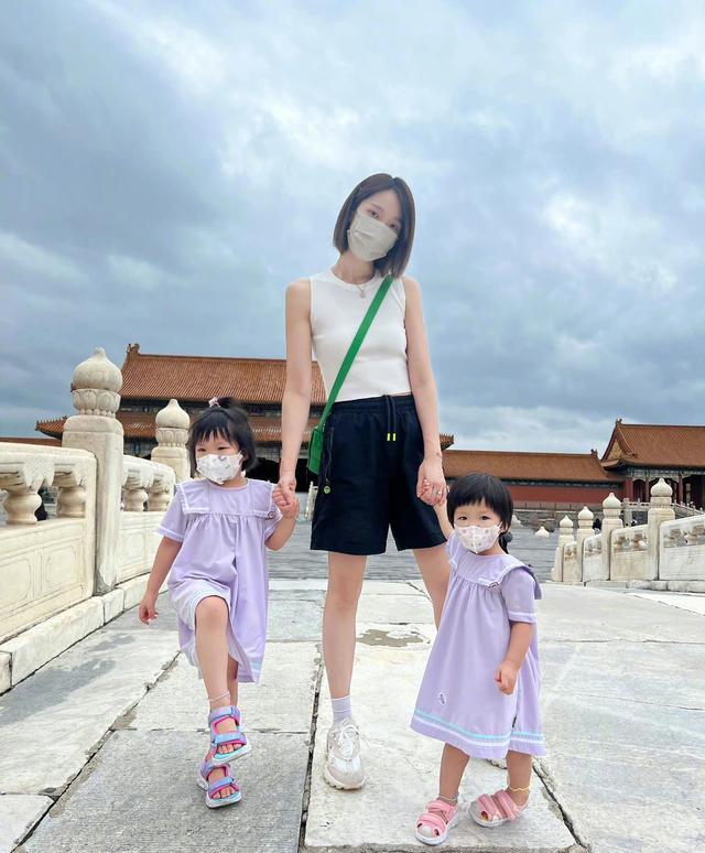 李亚男|李亚男带两个女儿到故宫打卡，姐妹俩穿同款连衣裙呆萌可爱
