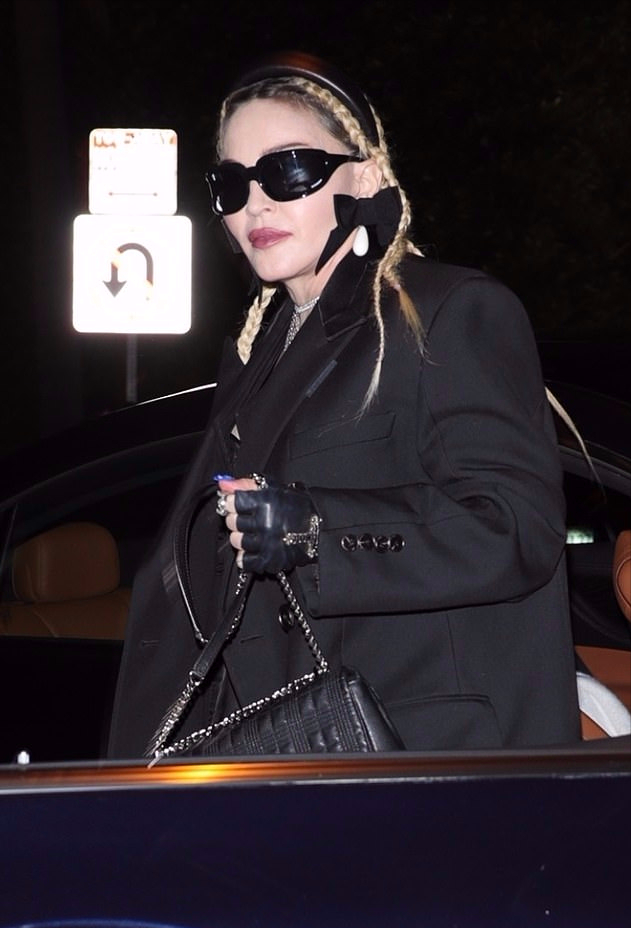 麦当娜|63岁麦当娜和男性友人出街!打针脸垮了,皱巴巴皮肤暴露真实状态