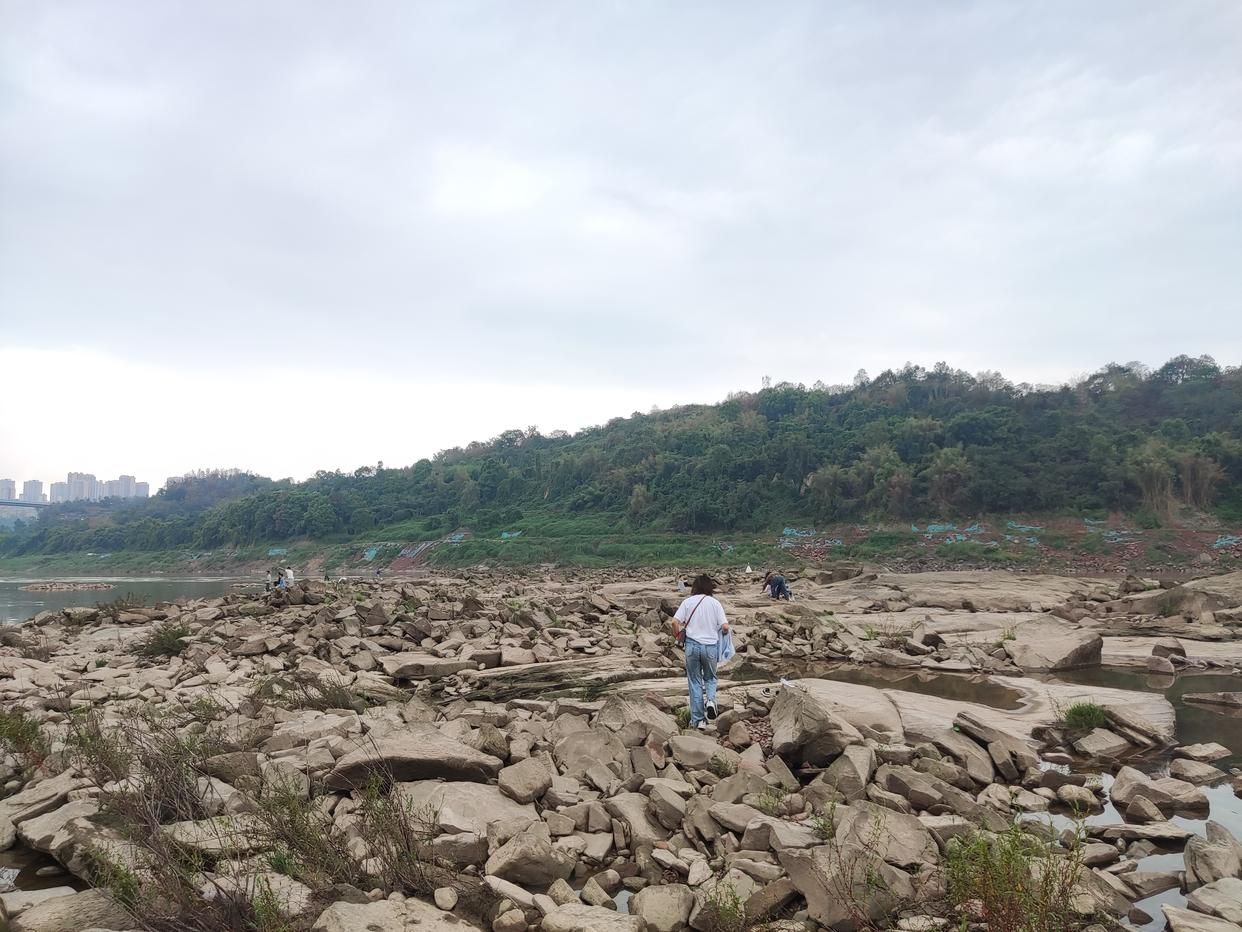 重庆|渝北嘉陵江畔乱石滩,怪石嶙峋凸凹不平,游客扎堆好闹热