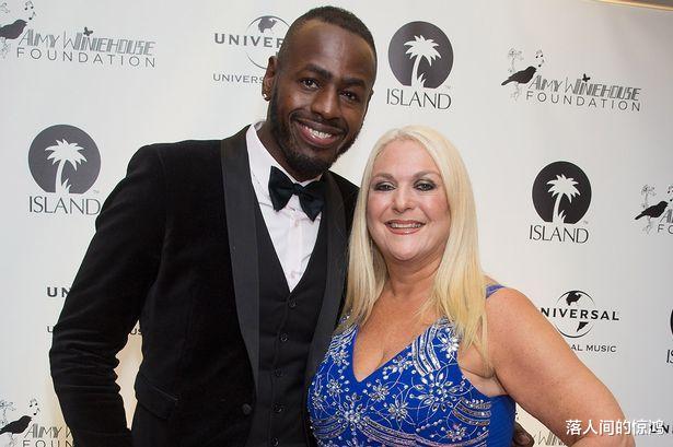 |英60岁女星公开与49岁男友床上亲密照，透露爱情长跑16年保鲜秘笈