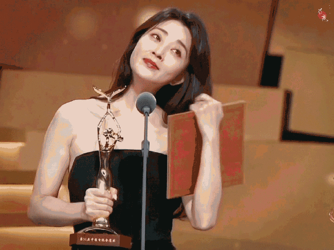 殷桃|42岁“纯欲”天花板，网友直呼金鹰奖不能没有她