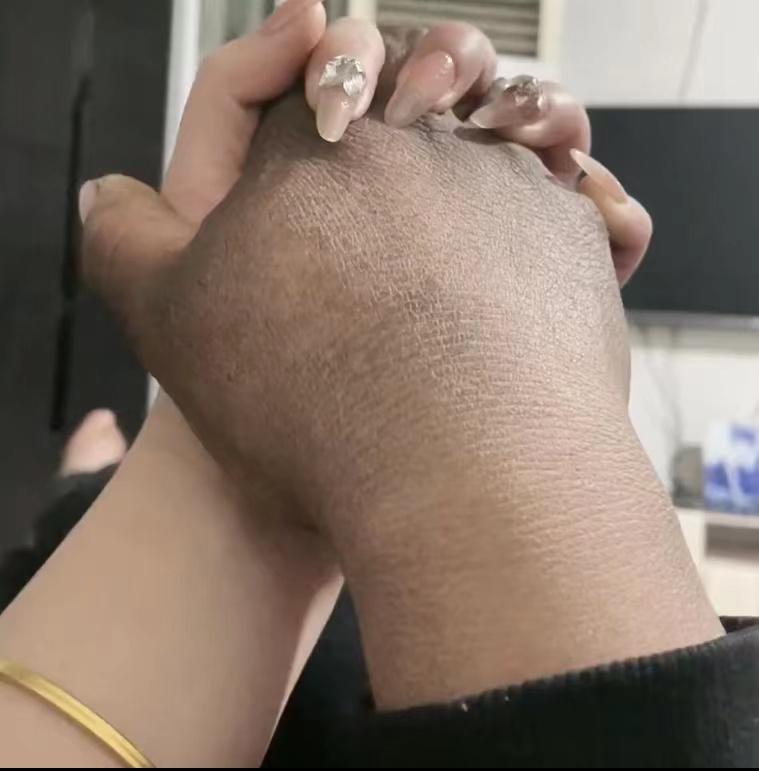 |妻子白嫩的手握着丈夫黢黑粗糙的手，满眼心疼：他单枪匹马养全家