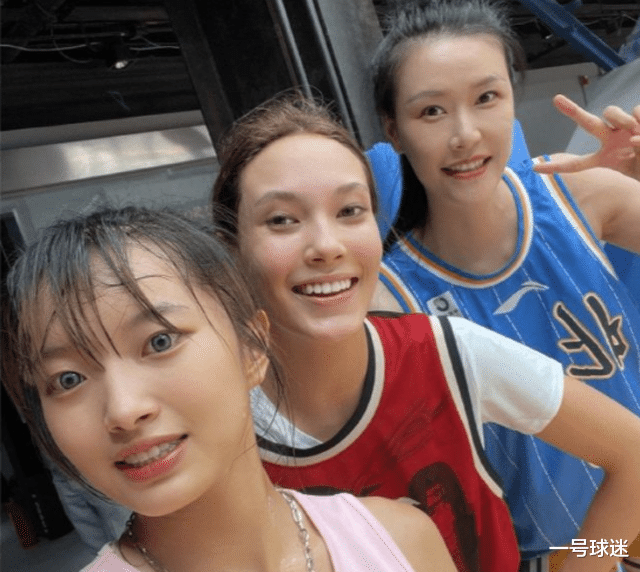 谷爱凌|比杜兰特还主动！王哲林约谷爱凌一起打篮球，直接夸奖她的性格