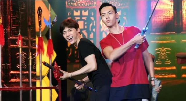 李易峰|李易峰前女友再曝聊天记录，透露两人谈恋爱马苏陈伟霆都知情