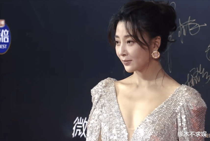 肖战|微博视界大会红毯:肖战绅士有礼,赵丽颖被批没礼貌,殷桃太憔悴