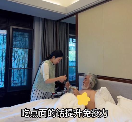 小姐姐|71岁张纪中高烧卧病在床,遭小32岁妻子调侃,网友直呼辣眼睛