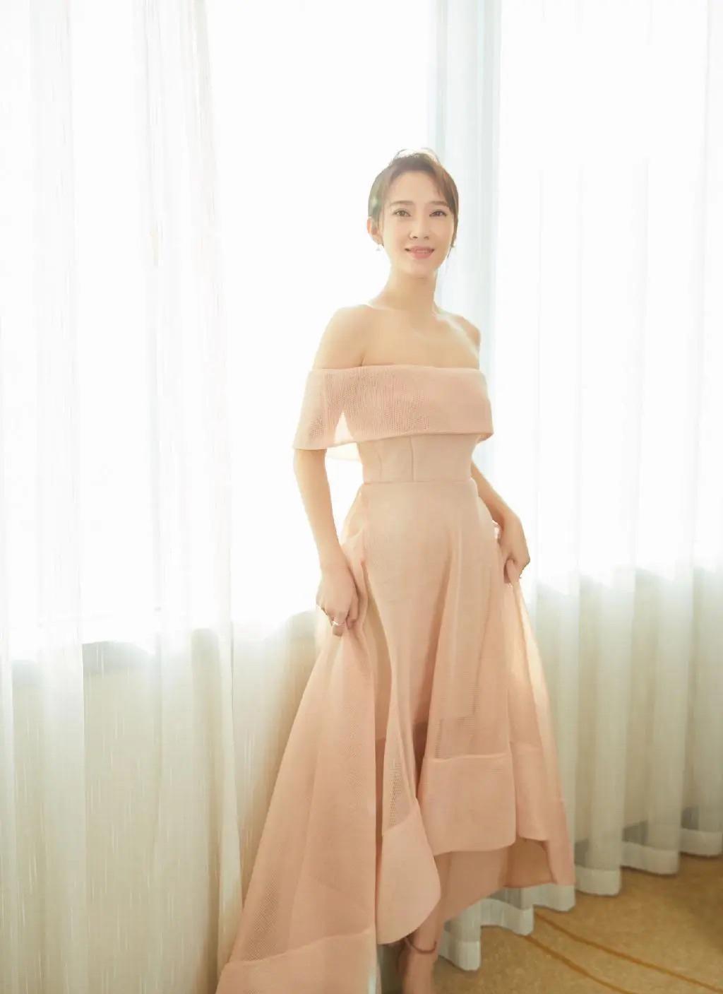 聂远|露肩粉裙大秀玲珑曲线,乍一看还神似应采儿,聂远老婆原来这么美