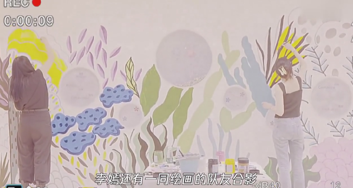 李嫣|李嫣现身儿童医院做公益,坐地上绘画接地气,穿着单薄不怕冷