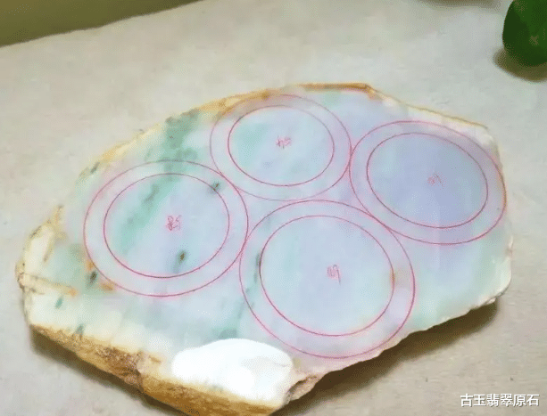 翡翠|帅哥用全部身家拿下的一块翡翠原石，竟意外切出10条春带彩手镯？