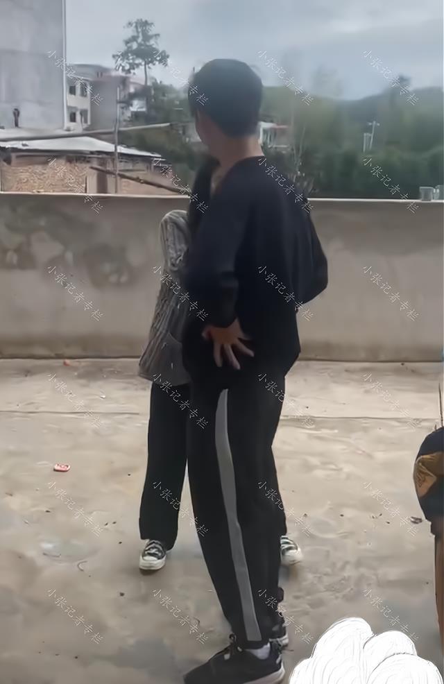 男孩第一次带女友回家,亲戚追着给女孩拍照,女孩羞红了脸