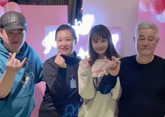 赵本山|赵本山儿子小餐馆煎牛排，挺肚腩胖到夸张，留学回国被嘲只会啃老