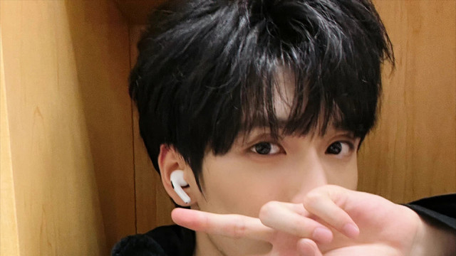 严浩翔|严浩翔晒自拍照，眉毛变化成为焦点，拍照姿势被指太敷衍