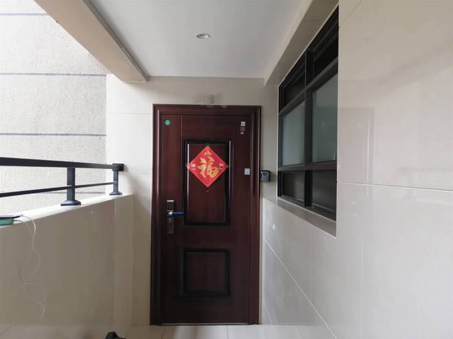 两梯四户买了中间户,邻居把走廊变自家步入式玄关后,后悔了!