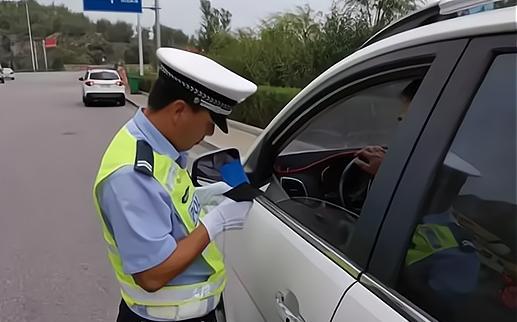 江苏一女子摇到车牌888,5秒后却选择放弃,工作人员:是聪明女人