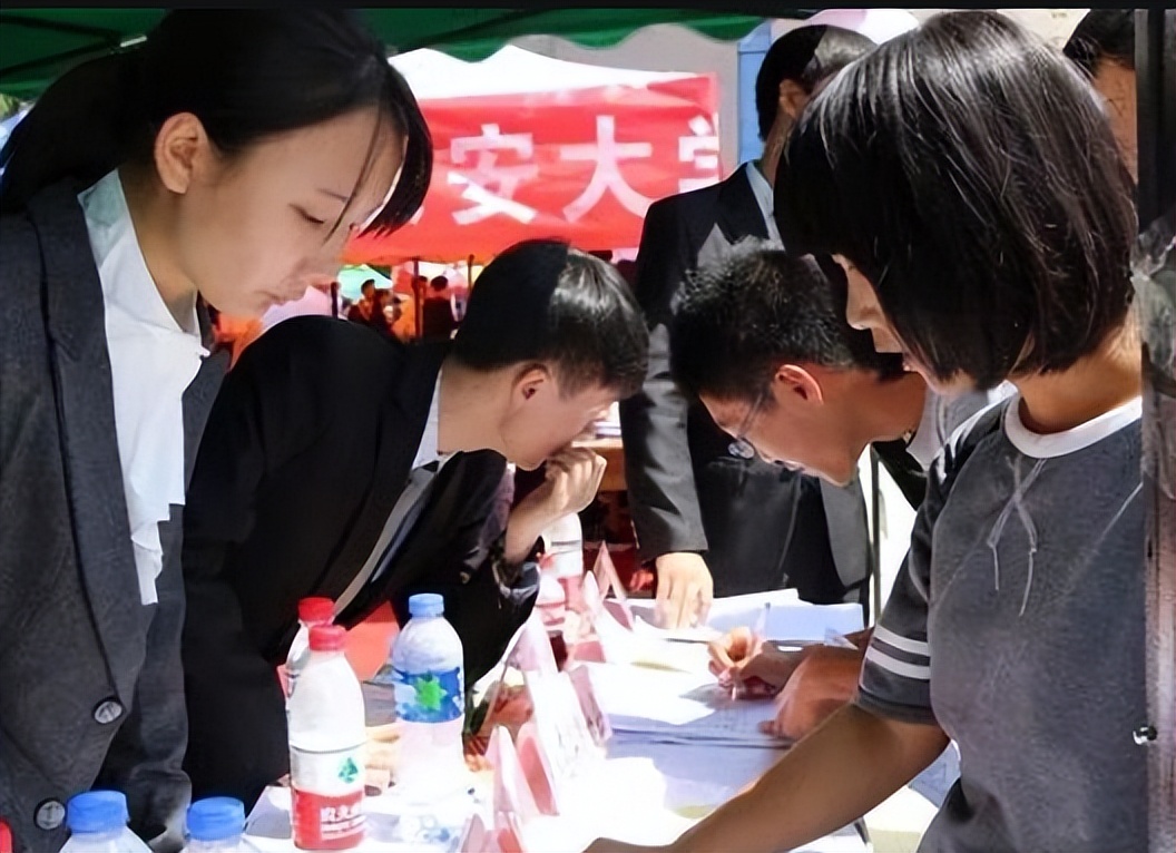 大学生|“学历鄙视链”再升级!专科生不用垫底了,二本生在旁边瑟瑟发抖
