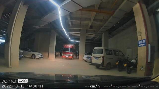 能旋转360°拍摄,70迈云台记录仪 X200
