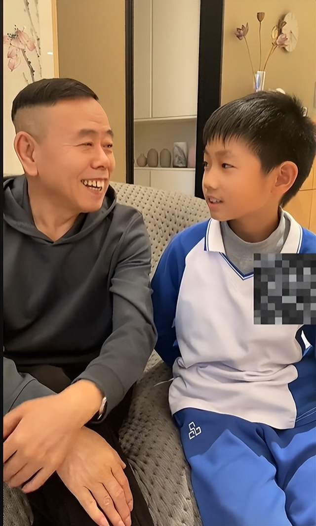 潘长江|65岁潘长江家中吃地瓜!手中地瓜比脸大一圈,不剥皮直接大口啃