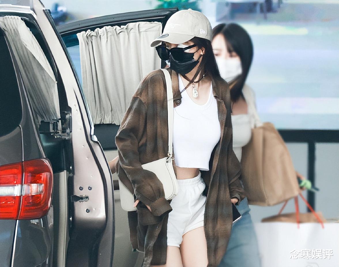 杨幂|杨幂眼角受伤后首次亮相,左眼处贴着医用纱布,走路需要助理搀扶