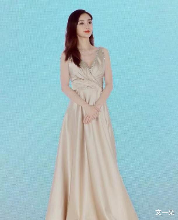 杨幂|杨幂、杨颖、赵丽颖穿V领裙有多美？也敌不过最后一位又美又大胆