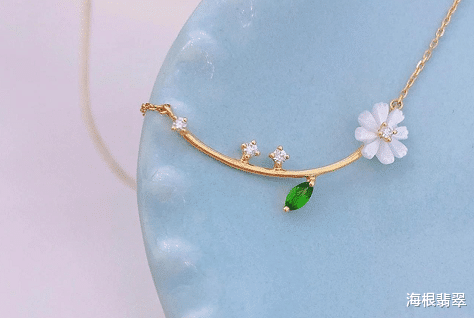 翡翠|翡翠的成品和定制两者之间你更倾心谁？两者选谁更划算呢？