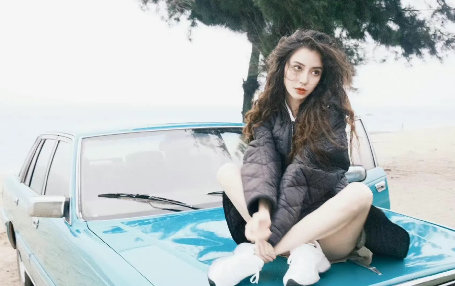 Angelababy|33岁杨颖港风花絮图流出，卷发长腿好身材，离开黄晓明后更美了