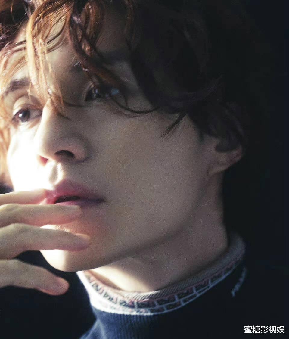 李栋旭|李栋旭终于老了？晒玫瑰花登热搜第一，网友：像小区绿化带里拍得