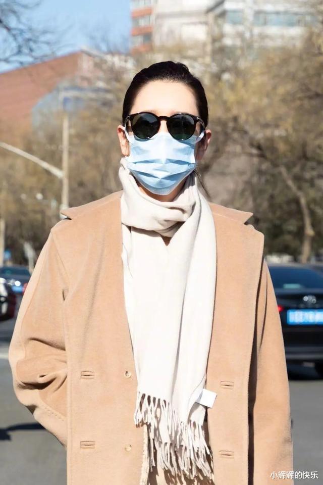 秦海璐|秦海璐越来越会打扮，穿3万多的大衣显贵气，用同色系塑造高级感